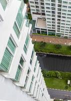 kijk neer op landschap van wolkenkrabberarchitectuur in bangkok thailand. foto