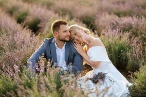 bruid en bruidegom op in het lavendelveld foto