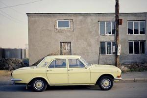 rustavi, georgië. 11 december 2021. Sovjet auto volga gaz 24 geparkeerd langs de weg. foto