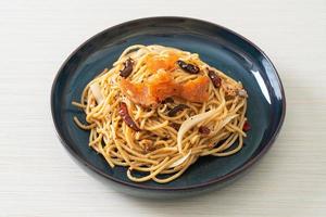 roergebakken spaghetti met zalm en gedroogde chili