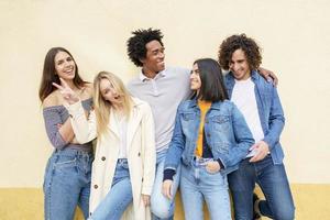 multi-etnische groep vrienden poseren terwijl ze plezier hebben en samen lachen foto