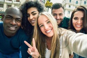 multiraciale groep jongeren die selfie maken foto