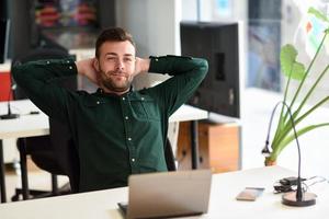 jonge man studeren met laptopcomputer op wit bureau. foto