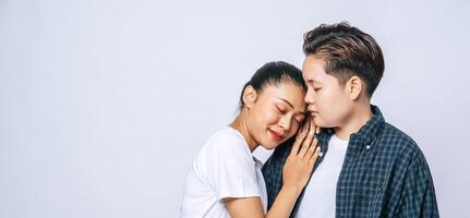 twee lieve vrouwen stonden op en hielden nog een schouder vast. foto