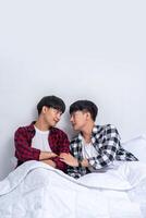 twee geliefde jonge mannen sliepen samen in bed. foto