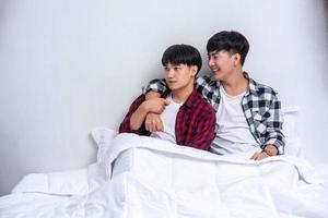 twee geliefde jonge mannen sliepen samen in bed. foto