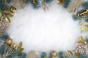 fijne feestdagen tekst met frame gemaakt van kerstversiering plat lag op besneeuwde achtergrond foto