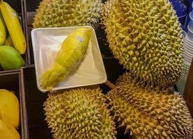 stinkende grote durian vruchten thaise avondmarkt straatvoedsel bangkok.