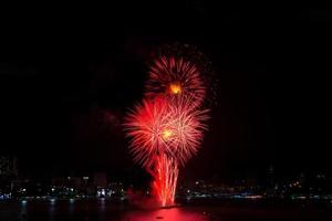 kleurrijk vuurwerk van verschillende kleuren 's nachts met feest- en jubileumconcept foto