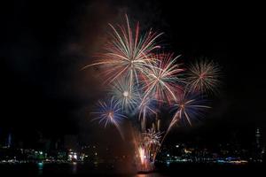 kleurrijk vuurwerk van verschillende kleuren 's nachts met feest- en jubileumconcept foto