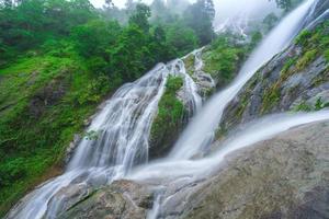 pi tu gro waterval wordt vaak de hartvormige watervallen umphang, thailand genoemd foto