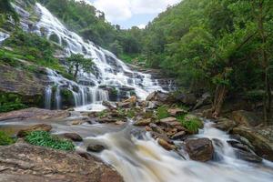 mae ya waterval is een grote mooie watervallen in chiang mai thailand foto