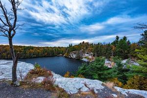 herfst op het meer van minnewaska foto