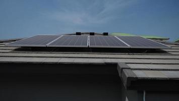 fotovoltaïsch. zonnecel paneel. zonnedakcentrale op het dak foto