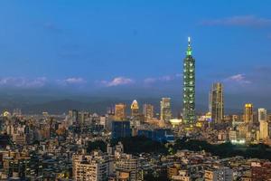 panoramisch uitzicht op de stad van taipei in taiwan 's nachts foto