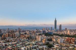 panoramisch uitzicht over de stad van taipei in taiwan in de schemering foto