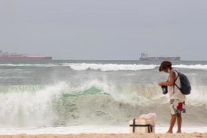 golven op het strand van Copacabana in Rio de Janeiro, Brazilië