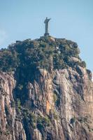 Christus de Verlosser gezien door de lagune van Rodrigo de Freitas in Rio de Janeiro, Brazilië. foto