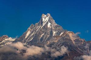fishtail peak of machapuchare mountain met heldere blauwe hemelachtergrond in nepal.