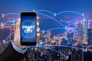 zakenvrouwen tonen smart city-verbinding met smartphone via smart city-communicatienetwerk en internet of things voor netwerkcommunicatieconcept. foto