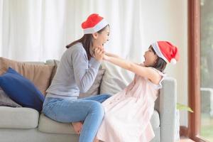 Aziatische moederdochter geniet ervan om in december thuis kerst- en nieuwjaarsfeest te vieren foto