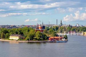 uitzicht op de stad Stockholm over de zeehaven in het zomerseizoen in Stockholm, Zweden foto