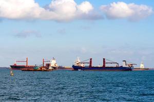 logistiek containerschip op scheepswerf hoofdtransport van vrachtcontainervervoer in de haven van singapore foto