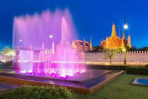 fonteindansshow voor wat phra kaew, tempel van de smaragdgroene boeddha in bangkok, thailand. foto