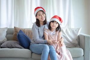 Aziatische moederdochter geniet ervan om thuis kerst- en nieuwjaarsfeest te vieren foto