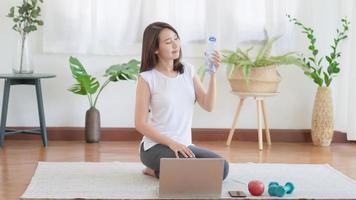 mooie aziatische vrouw die fit blijft door thuis te oefenen voor een gezonde trendlevensstijl
