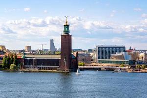 uitzicht op de stad Stockholm over de zeehaven in het zomerseizoen in Stockholm, Zweden foto