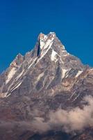 fishtail peak of machapuchare mountain met heldere blauwe hemelachtergrond in nepal.