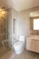 schoonmaak badkamer met douche en toilet in modern huis foto