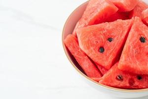 verse watermeloen gesneden in kom foto