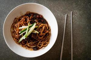 jajangmyeon of jjajangmyeon is Koreaanse noedels met zwarte saus foto