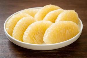 verse gepelde pomelo, grapefruit of shaddock foto