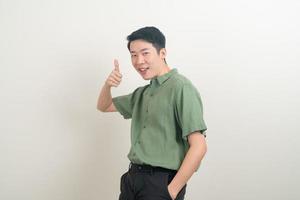 jonge Aziatische man duimen omhoog of ok handteken foto