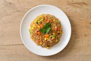gebakken rijst met doperwtjes, wortel en mais foto