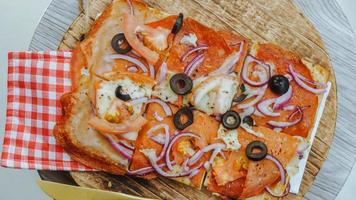 authentieke klassieke Italiaanse dunne pizza foto