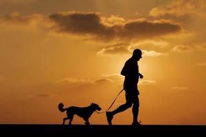 wandelen bij zonsondergang foto