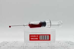 vaccinmonsters en injectiespuit. medische vaccinatie covid 19 concept foto