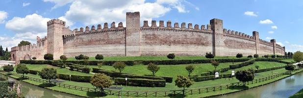 panoramisch uitzicht op de muren van de versterkte middeleeuwse stad cittadella. padua, italië. foto