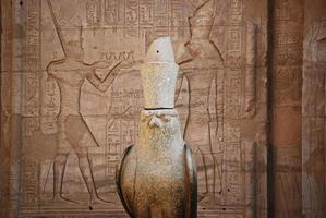oud beeldhouwwerk van god horus bij edfu-tempel. Egypte foto