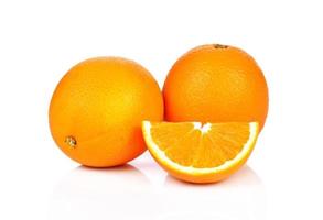 Oranje fruit gesneden geïsoleerd op een witte achtergrond foto