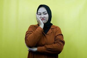 mooie aziatische jonge moslimvrouw denken, op zoek naar ideeën, op zoek naar oplossingen voor problemen, met handen die wangen vasthouden, geïsoleerd foto