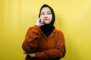 mooie aziatische jonge moslimvrouw die denkt, op zoek is naar een idee, er is een probleem, zich vreemd voelt, er is iets mis, geïsoleerd foto