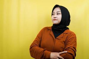 mooie jonge Aziatische moslimvrouw denken, geconfronteerd met lege ruimte geïsoleerd