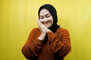 mooie Aziatische jonge moslimvrouw die vredig slaapt, zich op haar gemak voelt, zich gelukkig voelt, geïsoleerd
