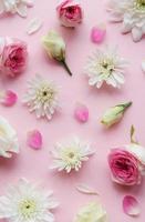 roze en witte bloemen op roze achtergrond. foto