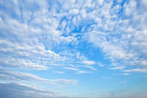 blauwe hemel achtergrondstructuur met witte wolken. foto